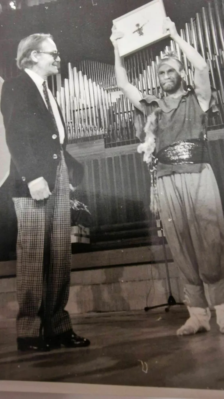 Prva nagrada za scenski nastup koju je na Zagreb Festu 1986. Senadu od Bosne uručio Anton Marti
