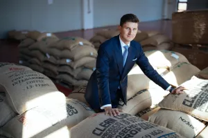 Ivan Artuković, <br>direktor Francka:<br><br>U fokusu nam je daljnji rast izvoznog potencijala<br>- U Franck Grupi u fokusu nam je daljnji rast izvoznog potencijala gdje bilježimo blagi rast udjela izvoza u ukupnim prihodima. Tako smo, primjerice, uz unapređenje mode-la prodaje i jačanje prodajnog tima prošle godine, osigurali samostalnu distribuciju i kvalitetniju obradu tržišta u BiH, posebno u HoReCa kanalu, što je rezultiralo rastom od 26,2 posto, dok smo na hrvatskom tržištu rasli za 16,3 posto. Prema podacima Ni-elsena, iako je ukupno domaće tržište kave u padu od oko devet posto, naši udjeli rastu u odnosu na prošlu godinu, i to u ključnoj kategoriji mljevene kave, tako da za-ključno sa srpnjem ove godine držimo 54 posto tržišnog udjela. Moram naglasiti kako je kvaliteta naših finalnih proizvoda neupitna i tu nema prostora za kompromise. S obzirom na to da ove godine nije bilo COVID restrikcija, možemo govoriti o oporavku sektora ugostiteljstva. Uz to, i odlična turistička sezona pridonosi rezultatima u HoRe-Ca kanalu u kojem držimo lidersku poziciju, posebno s našim premium espresso bren-dovima. Od početka 2021. situacija s klimatskim uvjetima u zemljama uzgajivačima nastavlja se razvijati u smjeru koji je vrlo nepovoljan za urod. Ovo smanjenje dostup-nosti sirove kave na globalnom tržištu je u konačnici potaknulo drastično povećanje cijena ove osnovne sirovine za 100 posto na godišnjoj razini te je dosegnulo najveću razinu unatrag deset godina. Porast cijena potaknut je i poteškoćama u opskrbnim lancima te manjkom kontejnera i transportnih brodova, problema koji su i dalje aktu-alni što je dovelo do značajnog povećanja troškova brodarskog prijevoza koji su do pet puta veći. Uslijed svih ovih faktora, korekcija cijena finalnih proizvoda bila je nuž-na uz napomenu kako je ovime kompenziran samo dio cjenovnog udara prouzročenog enormnim porastom cijena sirovih kava. Usmjereni smo na smanjenje potrošnje e-nergenata i stvaranje određenih zaliha gotovih proizvoda kako bismo kroz zadnja dva mjeseca ove godine mogli smanjiti proizvodnju, a time i potrošnju plina. Važno je nag-lasiti kako Hrvatska i dalje ima poseban porez na kavu čime se destimulira konzuma-cija i to je recidiv vremena kada se kava smatrala luksuzom. Ovu vrstu poreza nema ni jedna država članica EU-a u našem okruženju, a kako te države primjenjuju i nižu stopu PDV-a na kavu (oko 9%), ukupno porezno opterećenje kave u Hrvatskoj je veće i do 35% u odnosu na susjedne zemlje. <br>