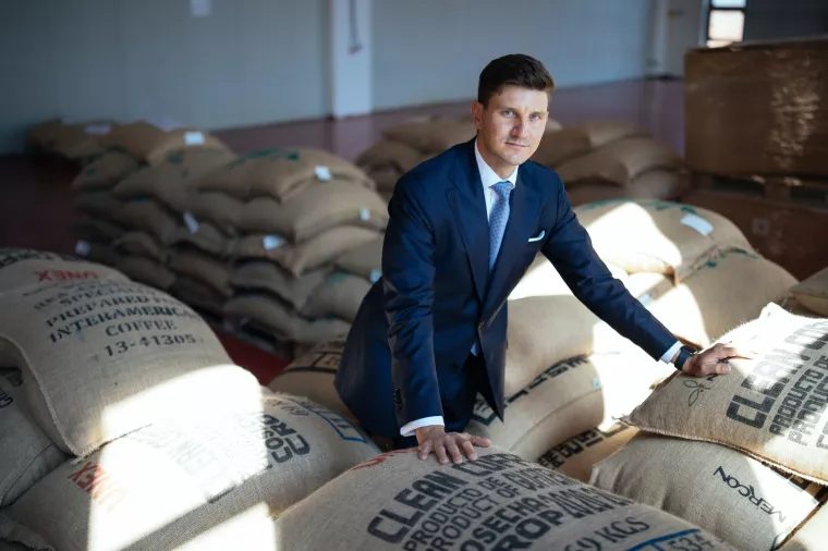 Ivan Artuković, <br>direktor Francka:<br><br>U fokusu nam je daljnji rast izvoznog potencijala<br>- U Franck Grupi u fokusu nam je daljnji rast izvoznog potencijala gdje bilježimo blagi rast udjela izvoza u ukupnim prihodima. Tako smo, primjerice, uz unapređenje mode-la prodaje i jačanje prodajnog tima prošle godine, osigurali samostalnu distribuciju i kvalitetniju obradu tržišta u BiH, posebno u HoReCa kanalu, što je rezultiralo rastom od 26,2 posto, dok smo na hrvatskom tržištu rasli za 16,3 posto. Prema podacima Ni-elsena, iako je ukupno domaće tržište kave u padu od oko devet posto, naši udjeli rastu u odnosu na prošlu godinu, i to u ključnoj kategoriji mljevene kave, tako da za-ključno sa srpnjem ove godine držimo 54 posto tržišnog udjela. Moram naglasiti kako je kvaliteta naših finalnih proizvoda neupitna i tu nema prostora za kompromise. S obzirom na to da ove godine nije bilo COVID restrikcija, možemo govoriti o oporavku sektora ugostiteljstva. Uz to, i odlična turistička sezona pridonosi rezultatima u HoRe-Ca kanalu u kojem držimo lidersku poziciju, posebno s našim premium espresso bren-dovima. Od početka 2021. situacija s klimatskim uvjetima u zemljama uzgajivačima nastavlja se razvijati u smjeru koji je vrlo nepovoljan za urod. Ovo smanjenje dostup-nosti sirove kave na globalnom tržištu je u konačnici potaknulo drastično povećanje cijena ove osnovne sirovine za 100 posto na godišnjoj razini te je dosegnulo najveću razinu unatrag deset godina. Porast cijena potaknut je i poteškoćama u opskrbnim lancima te manjkom kontejnera i transportnih brodova, problema koji su i dalje aktu-alni što je dovelo do značajnog povećanja troškova brodarskog prijevoza koji su do pet puta veći. Uslijed svih ovih faktora, korekcija cijena finalnih proizvoda bila je nuž-na uz napomenu kako je ovime kompenziran samo dio cjenovnog udara prouzročenog enormnim porastom cijena sirovih kava. Usmjereni smo na smanjenje potrošnje e-nergenata i stvaranje određenih zaliha gotovih proizvoda kako bismo kroz zadnja dva mjeseca ove godine mogli smanjiti proizvodnju, a time i potrošnju plina. Važno je nag-lasiti kako Hrvatska i dalje ima poseban porez na kavu čime se destimulira konzuma-cija i to je recidiv vremena kada se kava smatrala luksuzom. Ovu vrstu poreza nema ni jedna država članica EU-a u našem okruženju, a kako te države primjenjuju i nižu stopu PDV-a na kavu (oko 9%), ukupno porezno opterećenje kave u Hrvatskoj je veće i do 35% u odnosu na susjedne zemlje. <br>