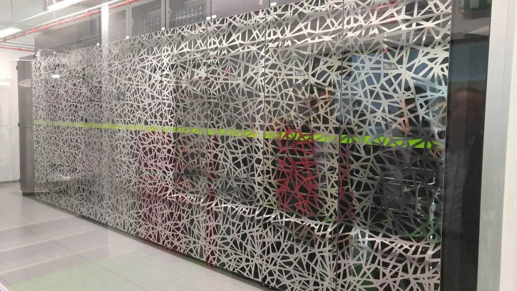 FO<br>U Centru za napredno računanje i modeliranje (CNRM) Sveučilišta u Rijeci već sedam godina radi superračunalo Bura. Mogućnosti koje pruža koriste i tvrtke iz Hrvatske i Europske unije, npr. RIMAC Automobili, Xelia, In-silico, Kongsberg Maritime, Lurssen Design Centar Kvarner, HYDROTEC, BfG DE, KOLEKTOR, GECOM... <br>