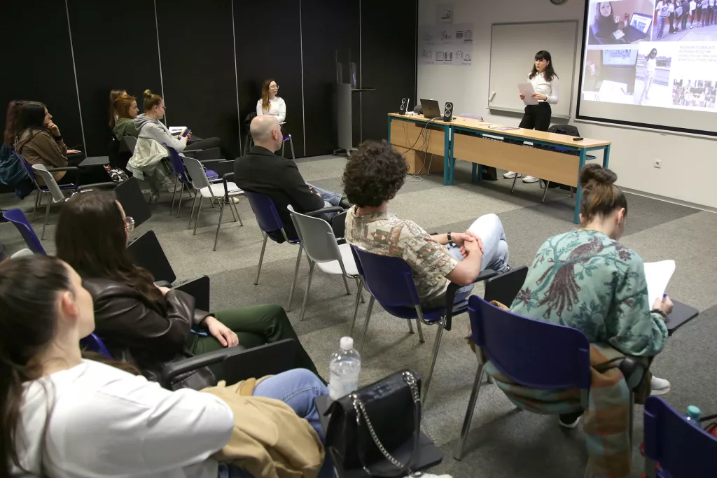 Donatella Pauković drži predavanje na Fakultetu političkih znanosti