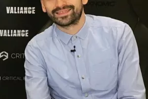 Gaming YouTuber Neno Hadžihajdić poznatiji kao PvtMole objašnjava kako Patreon, Fanfix i slične platforme kod nas jednostavno ne prolaze jer su napravljene za američko tržište. On upotrebljava YouTube Super Chat gdje gledatelji mogu donirati tijekom emitiranja uživo, a na Trovu više nije aktivan 