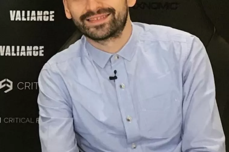 Gaming YouTuber Neno Hadžihajdić poznatiji kao PvtMole objašnjava kako Patreon, Fanfix i slične platforme kod nas jednostavno ne prolaze jer su napravljene za američko tržište. On upotrebljava YouTube Super Chat gdje gledatelji mogu donirati tijekom emitiranja uživo, a na Trovu više nije aktivan 