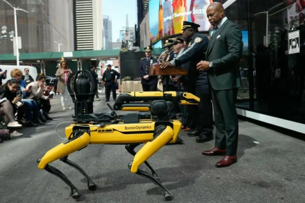 Gradonačelnik New Yorka Eric Adams održao je nedavno konferenciju za novinare s predstavnicima svoje policijske postaje slavnog NYPD-a i tvrtke Boston Dynamics kako bi predstavili nove članove tima – među ostalim i robota Spota 
