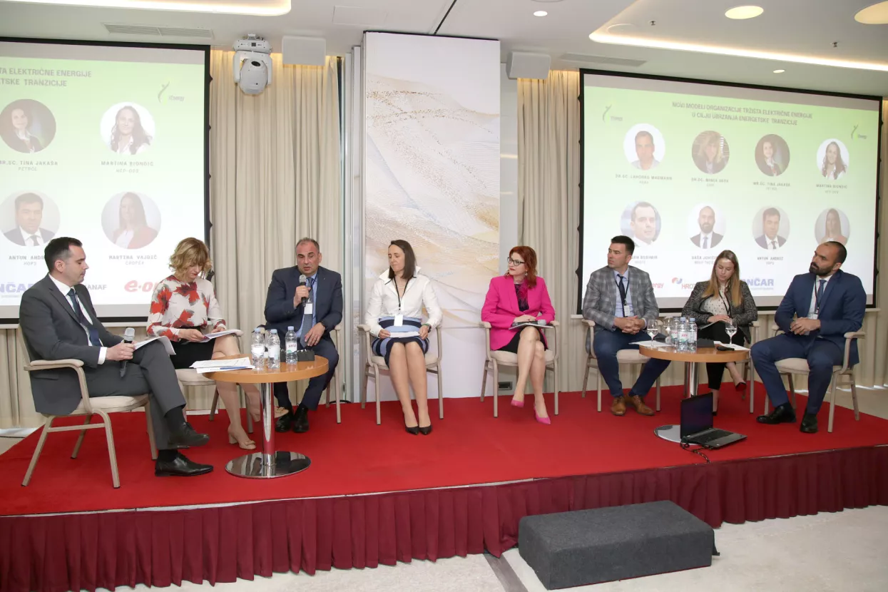Okrugli stol u organizaciji udruge XEnergy "Novi modeli organizacije trži&scaron;ta električne energije u cilju ubrzanja energetske tranzicije": Darjan Budimir, Minea Skok, Lahorko Wagmann, Martina Biondić, Tina Jaka&scaron;a, Antun Andrić, Martina Vajdić i Sa&scaron;a Jovičić