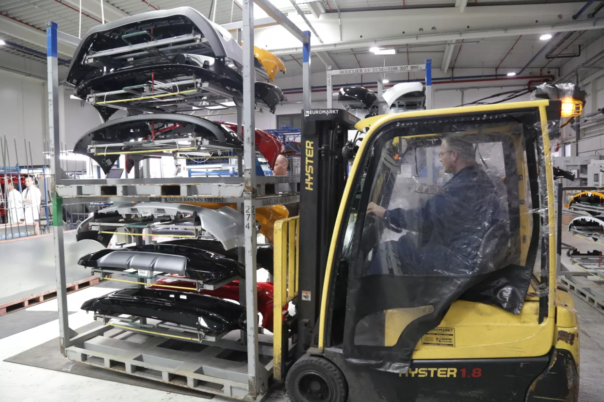 AD Plastik<br>tvornica, pogon, radnici, robot, roboti, autoindustrija, plastika, lakiranje