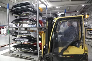 AD Plastik<br>tvornica, pogon, radnici, robot, roboti, autoindustrija, plastika, lakiranje