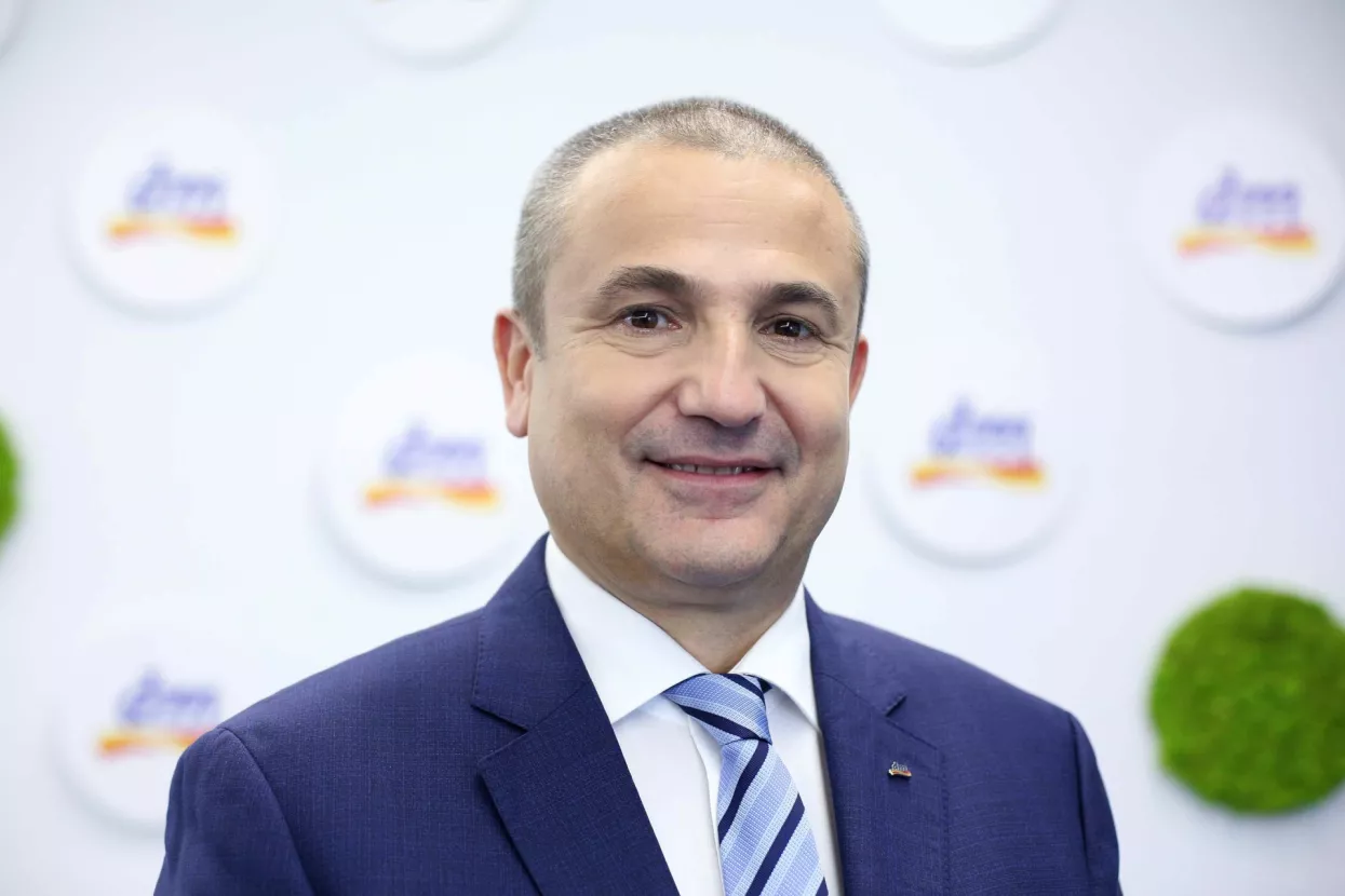 Mirko Mrakužić, <br>direktor dm-a:<br>Što se brže maloprodajni sektor prilagodi promjenama, to će biti brži i oporavak <br>- Rezultati poslovanja za poslovnu 2020./2021. potvrdili su dm-ovu lidersku poziciju na hrvatskom drogerijskom tržištu. Pokretanje dm online shopa, ulaganje u razvoj prodajne mreže i asortimana doprinijeli su rezultatima dm-a te smatramo da će digitalizacija poslovanja biti jedan od važnijih faktora za budućnost maloprodajnog sektora. Ne možemo očekivati povratak na staro jer je pandemija promijenila navike kupaca, što znači da se mora promijeniti i način na koji trgovci zadovoljavaju te potrebe. Što se brže maloprodajni sektor prilagodi promjenama, to će biti brži i oporavak te će se otvoriti prilike za razvoj i rast. Tijekom proteklih godinu i pol dana zadržali smo povjerenje kupaca, za što su ključni bili prilagodljivost poslovnih procesa i brzina donošenja odluka. Uz suradnju koju smo ostvarili s platformom Glovo, pokrenuli smo dm online shop koji nam je omogućio da svim stanovnicima Hrvatske osiguramo dostupnost proizvoda dm marke i proizvoda naših partnera. dm je zadržao fokus na potrebama ljudi i zajednice, uveli smo potrebne promjene, uvijek vodeći računa o vrijednostima tvrtke. Dvadeset i petu obljetnicu poslovanja u Hrvatskoj posvetili smo građanima Sisačko-moslavačke županije. U natječaju Zajedno za Petrinju, Glinu i Sisak odabrali smo 32 projekta za obnovu i razvoj potresom pogođenih područja čiju ćemo realizaciju podržati s četiri milijuna kuna. Najvažniji rezultat našeg rada je što smo zadržali povjerenje kupaca i što smo osigurali da zadovoljstvo i motiviranost djelatnica i djelatnika ostanu na visokoj razini. <br><br>