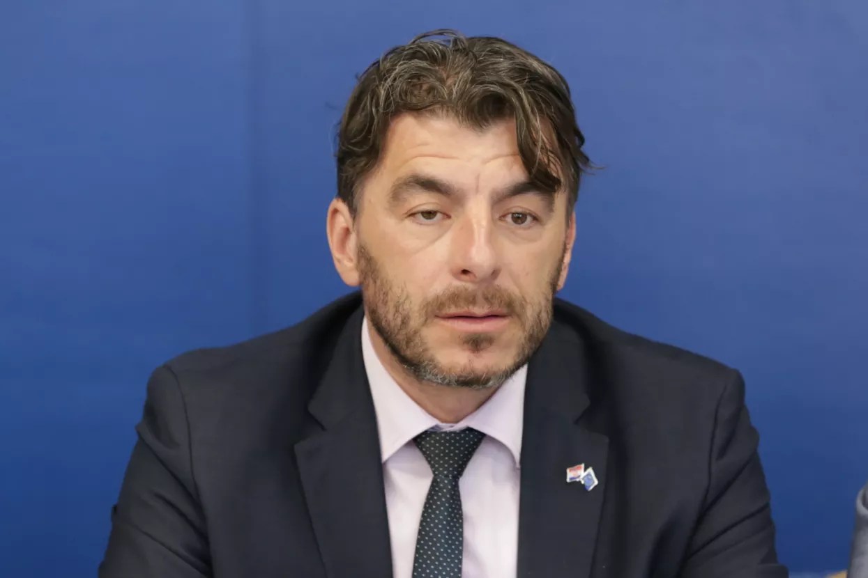 Svečana dodjela ugovora vrijednih 85 milijuna kuna<br>Ministarstvo gospodarstva, poduzetništva i obrta poduzetnicima<br>Dragan Jelić