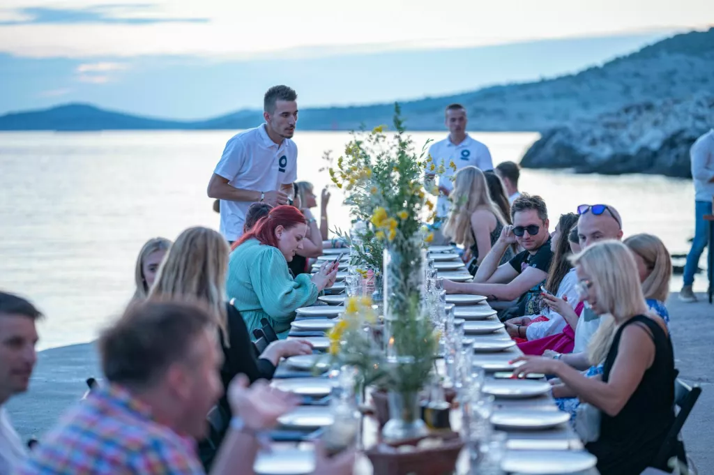 Novinari iz Hrvatske i Slovenije na predstavljanju novog koncepta poslovanja na otoku