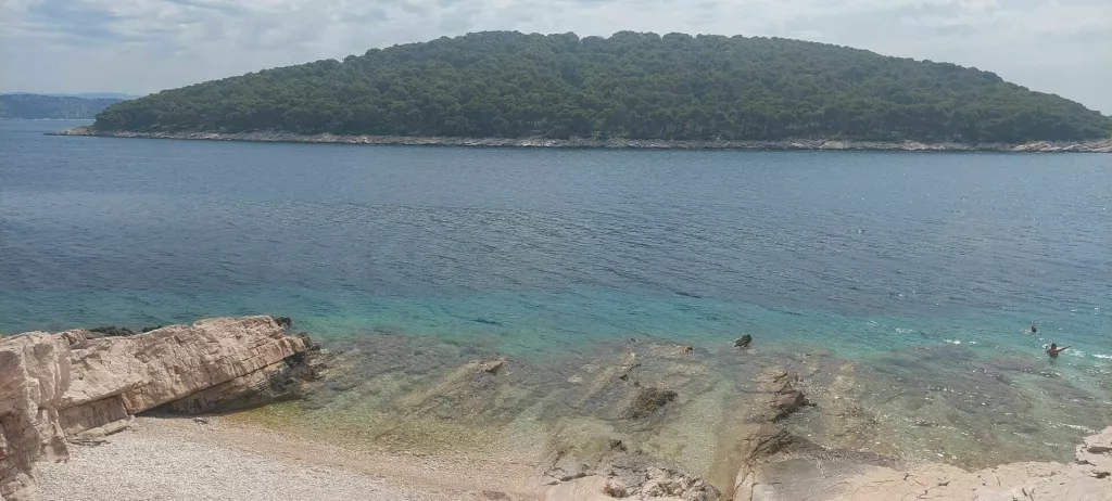 Na otoku postoji više šljunčanih plažica skrivenih među stijenama na kojima nema gužve