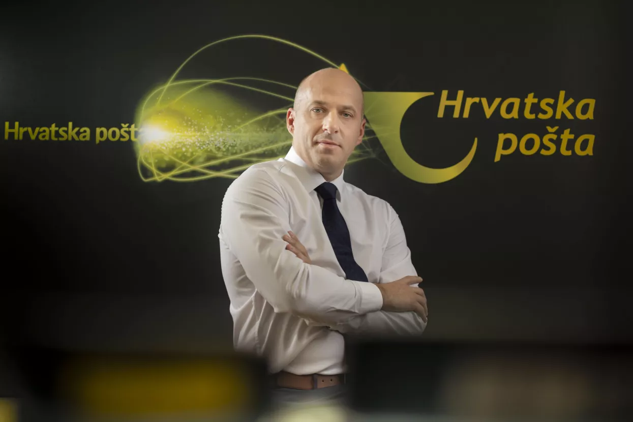 Ivan Čulo, <br>predsjednik Uprave Hrvatske po&scaron;te:<br>Jedan od razloga konkurentnosti odgovorno je upravljanje tro&scaron;kovima <br>- Odgovorno upravljanje tro&scaron;kovima jedan je od razloga za&scaron;to je Hrvatska po&scaron;ta unatoč velikom broju zaposlenika fleksibilna i konkurentna na trži&scaron;tu. U tom je smislu važna i daljnja aktivacija neaktivnih nekretnina, &scaron;irenje na&scaron;ega postojećeg zelenog voznog parka, mreže paketomata i ulaganje u održivost. Tehnolo&scaron;ki i razvojni trendovi u logističkoj industriji važan su dio na&scaron;e kompanijske kulture. U proteklih pet godina uložili smo milijardu kuna u novu infrastrukturu i tehnologiju koja nam je omogućila razvoj poslovanja i otvorila nove suradnje s velikim domaćim i međunarodnim e-trgovinama. Tehnologija se pokazala ključnom u svladavanju izazova velikog rasta paketnog poslovanja i rekorda u broju dostavljenih paketa. Pri automatizaciji određenog segmenta poslovanja nove procese prilagođavamo ostatku operativnog lanca kako bi se maksimalno iskoristile prednosti koje donosi primjena automatizacije. Nova tehnologija na&scaron;im radnicima služi kao alat u ostvarivanju ciljeva i realiziranju vizije tvrtke te razvoju 'zelenog' poslovanja koje nema alternativu. <br>