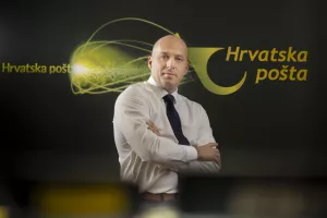 Ivan Čulo, <br>predsjednik Uprave Hrvatske po&scaron;te:<br>Jedan od razloga konkurentnosti odgovorno je upravljanje tro&scaron;kovima <br>- Odgovorno upravljanje tro&scaron;kovima jedan je od razloga za&scaron;to je Hrvatska po&scaron;ta unatoč velikom broju zaposlenika fleksibilna i konkurentna na trži&scaron;tu. U tom je smislu važna i daljnja aktivacija neaktivnih nekretnina, &scaron;irenje na&scaron;ega postojećeg zelenog voznog parka, mreže paketomata i ulaganje u održivost. Tehnolo&scaron;ki i razvojni trendovi u logističkoj industriji važan su dio na&scaron;e kompanijske kulture. U proteklih pet godina uložili smo milijardu kuna u novu infrastrukturu i tehnologiju koja nam je omogućila razvoj poslovanja i otvorila nove suradnje s velikim domaćim i međunarodnim e-trgovinama. Tehnologija se pokazala ključnom u svladavanju izazova velikog rasta paketnog poslovanja i rekorda u broju dostavljenih paketa. Pri automatizaciji određenog segmenta poslovanja nove procese prilagođavamo ostatku operativnog lanca kako bi se maksimalno iskoristile prednosti koje donosi primjena automatizacije. Nova tehnologija na&scaron;im radnicima služi kao alat u ostvarivanju ciljeva i realiziranju vizije tvrtke te razvoju 'zelenog' poslovanja koje nema alternativu. <br>