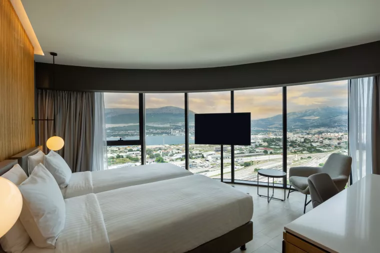 Sobe hotela imaju pogled na more i staru gradsku jezgru