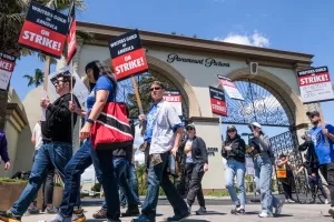 Members of the The Writers Guild of America (WGA) picket outside Paramount Pictures on Friday, May 5, 2023, in Los Angeles.<br>Štrajk glumaca, scenarista i pisaca u Hollywoodu