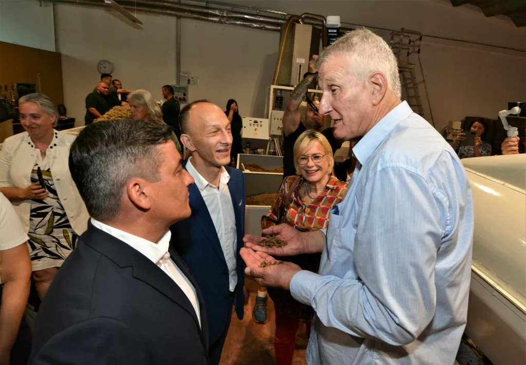 Željko Jerkov prikazuje upravo proizvedene pelete gradonačelniku Goranu Bukovcu i županu Ernestu Petryju