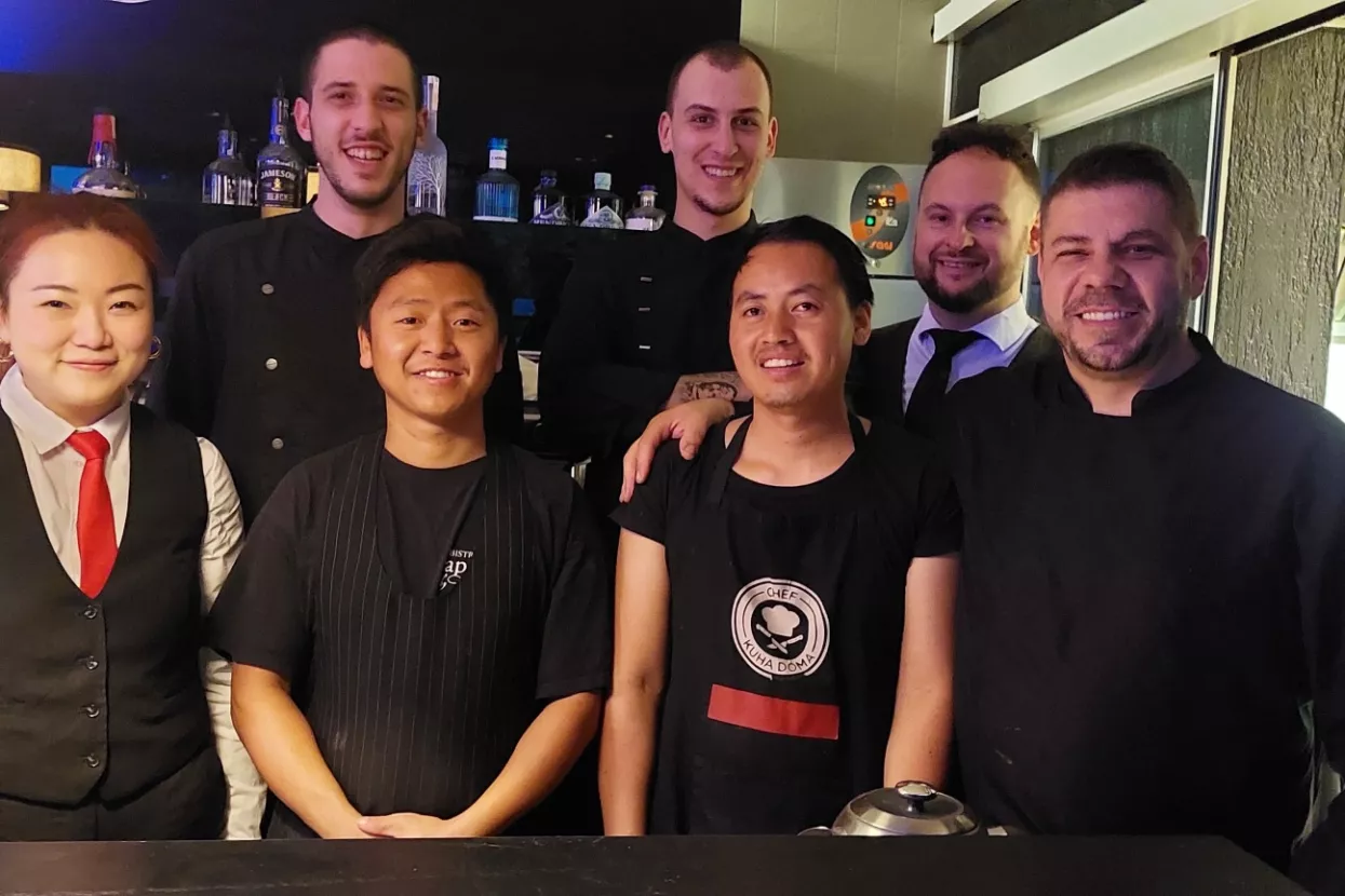 Vlasnik Apetita Marin Rendić (skroz desno) sa svojim multinacionalnim radnicima