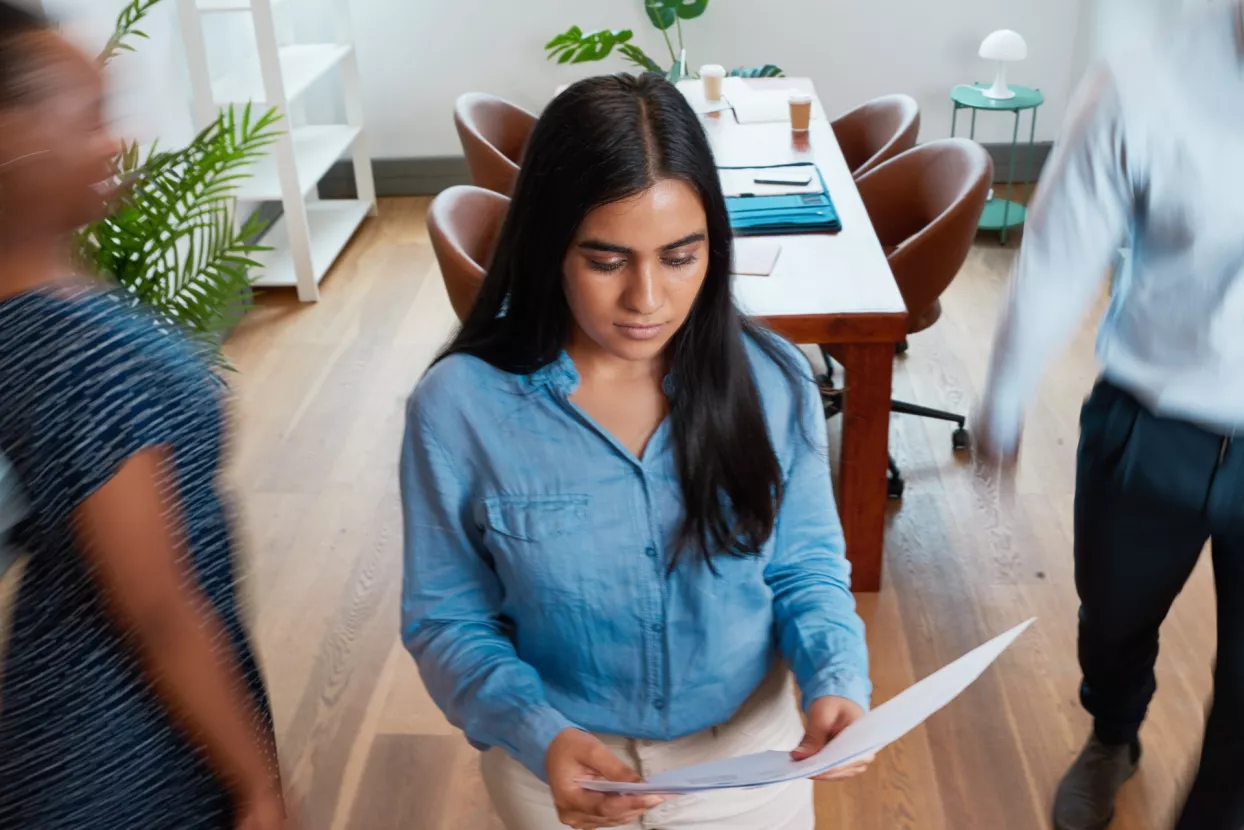 Zaposlenik, mladi zaposlenik, posao, uredski posao 