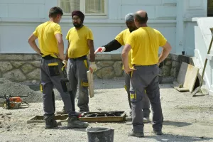 Zaposlenici slavonske tvrtke Presoflex rade na obnovi gradskog parka u Lipiku 