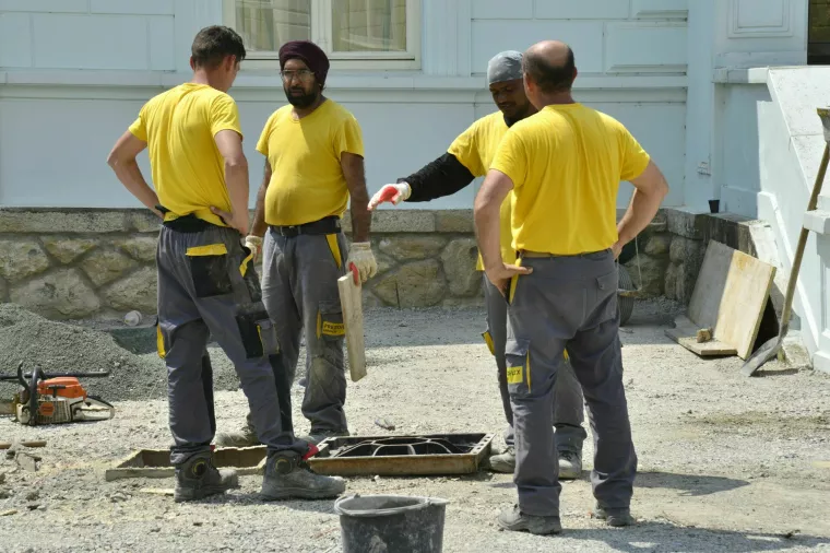 Zaposlenici slavonske tvrtke Presoflex rade na obnovi gradskog parka u Lipiku 