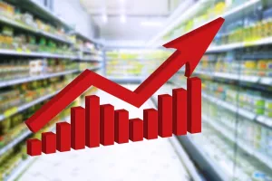 Red growing up large arrow on abstract blur supermarket background. Bar charts and graphs. Rising food prices. Inflation concept. Retail industry. Economy. Stock Market. Grocery Store. Recession. CPI.<br>indeks potrošačkih cijena, CPI, consumer price index, inflacija, rast cijena, cijene, 