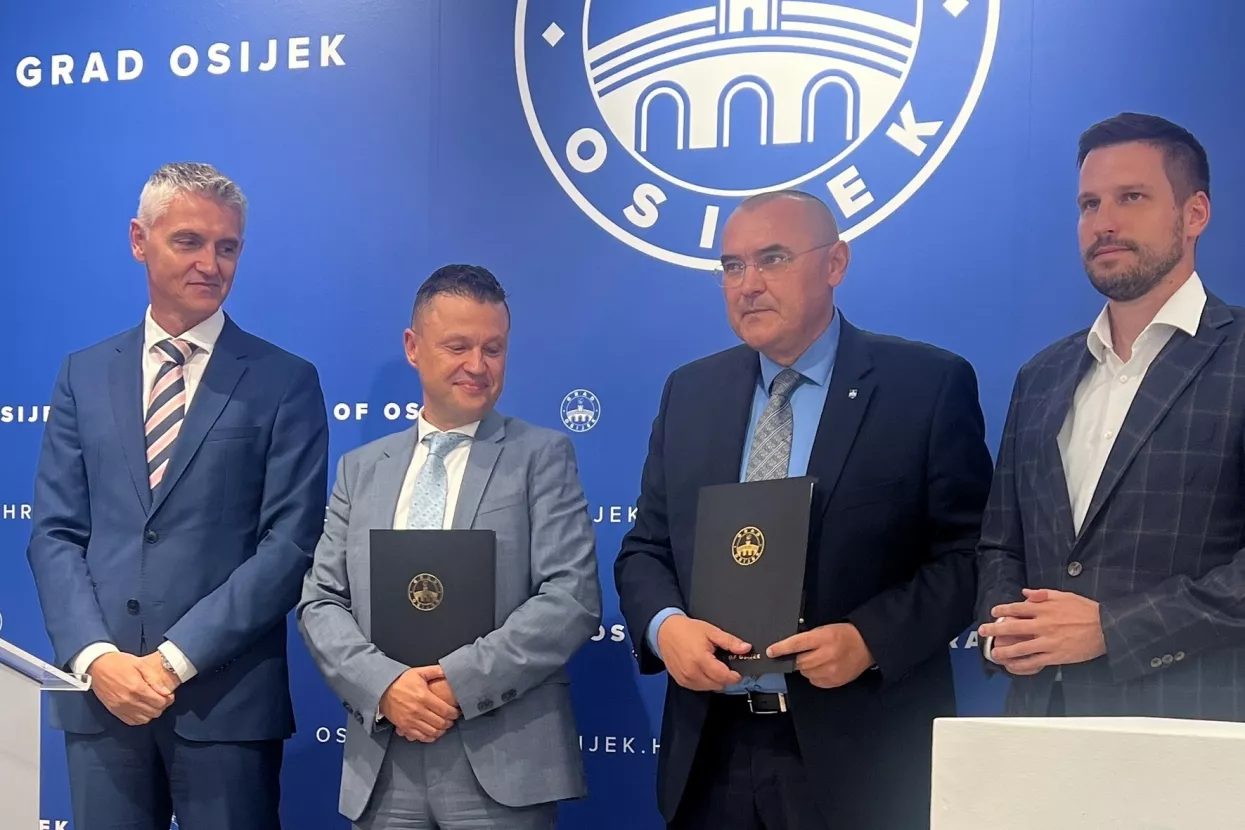 Gordan Kolak, Josip Ninić, Goran Pajnić i Ivan Radić<br>Potpisvanje Ugovora o nabavi novih niskopodnih tramvaja za potrebe modernizacije tramvajskog voznog parka u Osijeku