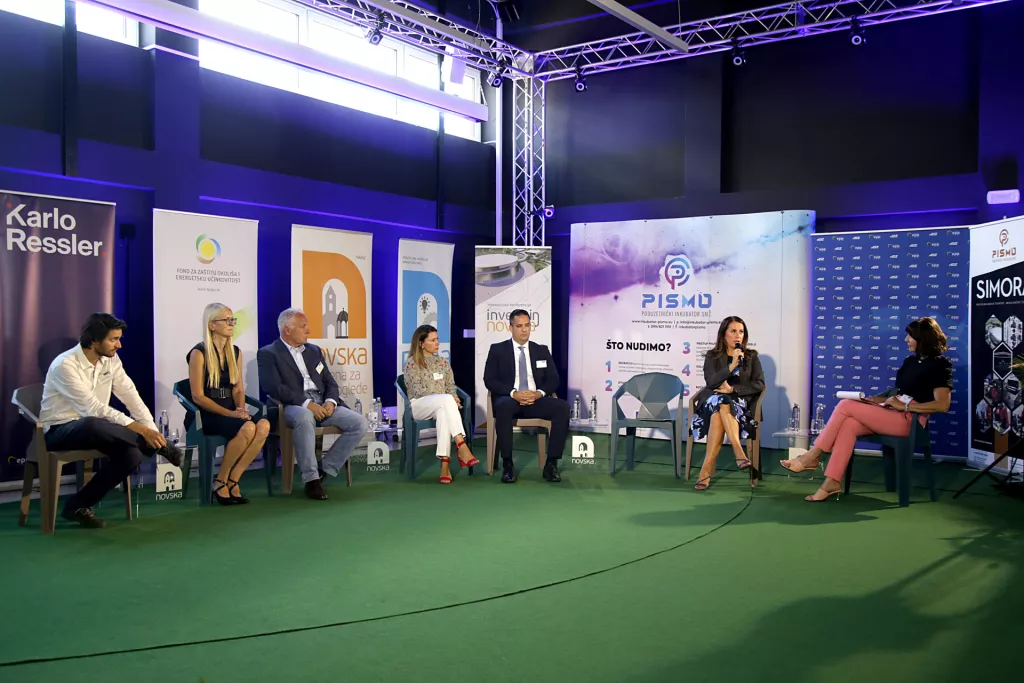 Investicijska konferencija Invest in Novska. Okrugli stol 3 "Kako stvoriti poticajno okruženje za investicije unatok preprekama": Aleksandar Gavrilović, Martina Dragičević, Milan Horvat, Boženka Spahić, Predrag Tutić, Irena Weber i Gordana Gelenčer