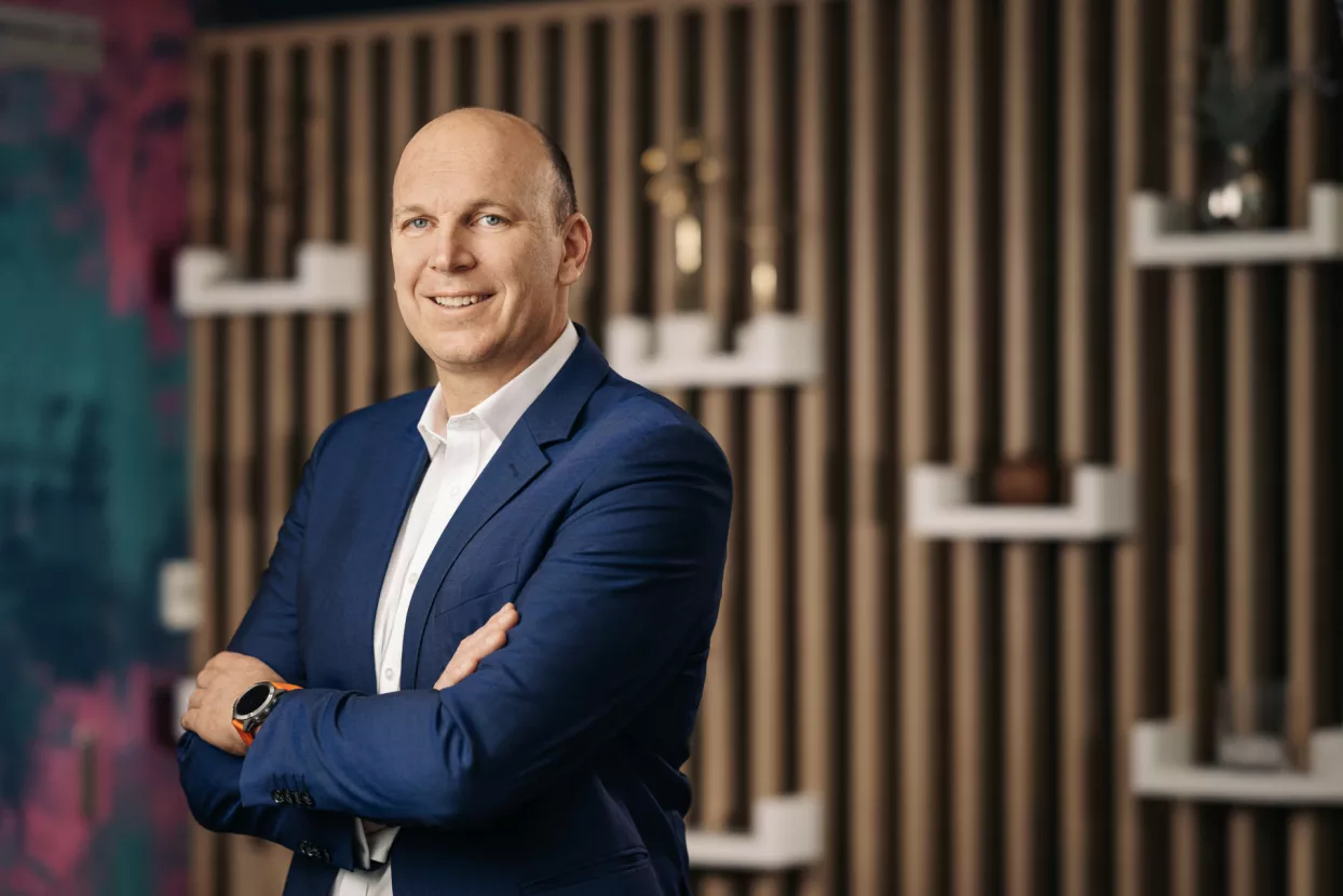 Adrian Ježina, <br>predsjednik Uprave Telemacha:<br>Nastavljamo s ulaganjima u tehnologije budućnosti<br>- Od dolaska na hrvatsko tržište Telemach u prvi plan stavlja korisnike pa značajna ulaganja usmjeravamo u vrhunsku tehnologiju koja će odgovoriti na sve njihove buduće potrebe. Podižemo kvalitetu postojećih usluga i uvodimo nove, tehnološki najnaprednije usluge na tržištu, zbog čega raste baza naših korisnika, a u skladu s time i prihodi. Nažalost, unatoč važnosti digitalizacije, posljednjih deset i više godina u Hrvatskoj nisu zabilježena ulaganja u širokopojasnu infrastrukturu dovoljno velika da našu zemlju podignu s dna europske ljestvice. U Telemachu smo to odlučni promijeniti i osigurati znatno veće brzine podatkovnog prometa pa nam je drago da su investicije koje usmjeravamo u 10 Giga optičku infrastrukturu ubrzale cjelokupnu dinamiku ulaganja i probudile domaće telekom tržište. Iako se u 2021. očekuje rast BDP-a od oko osam posto, ekonomska aktivnost u Hrvatskoj praktički stagnira posljednjih 13 godina pa ćemo ovu godinu realno završiti s tek tri posto većim BDP-om od onog iz rekordne 2008. Zato je ključno bespovratna sredstva iz Nacionalnog plana oporavka i otpornosti, koja postaju dominantni generator rasta BDP-a u nadolazećim godinama, snažnije usmjeravati prema digitalizaciji te općenito infrastrukturama okrenutim budućnosti, na čemu intenzivno radi i Telemach. Premda u 2022. priželjkujemo daljnji oporavak gospodarstva, možemo očekivati nove izazove povezane s inflacijom i lancima nabave, što bi moglo rezultirati i osjetno nižom stopom rasta BDP-a u odnosu na 2021. Unatoč tome, u Telemachu nastavljamo s ulaganjima u tehnologije budućnosti. <br>