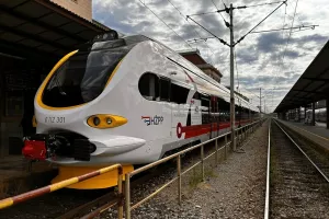 6.	Intenzivno se radi na proizvodnji naručenih tračničkih električnih vozila, razvoju vlakova na baterijski i hibridni pogon i stabilnih energetskih priključaka te na rješenjima s primjenom vodika za proizvodnju električne energije. 