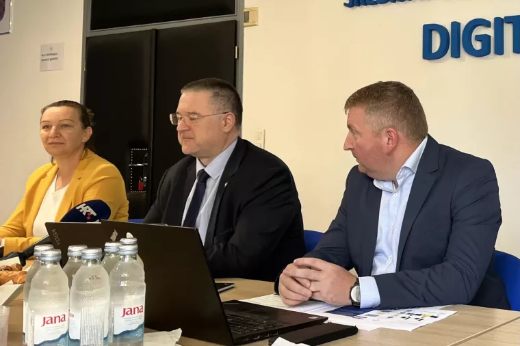 Bernard Gršić, Nikola Modrušan<br>Brifing novinara vezano za temu: "Prvo godišnje izvješće EU o statusu Hrvatske u okviru Digitalne dekade 2030."