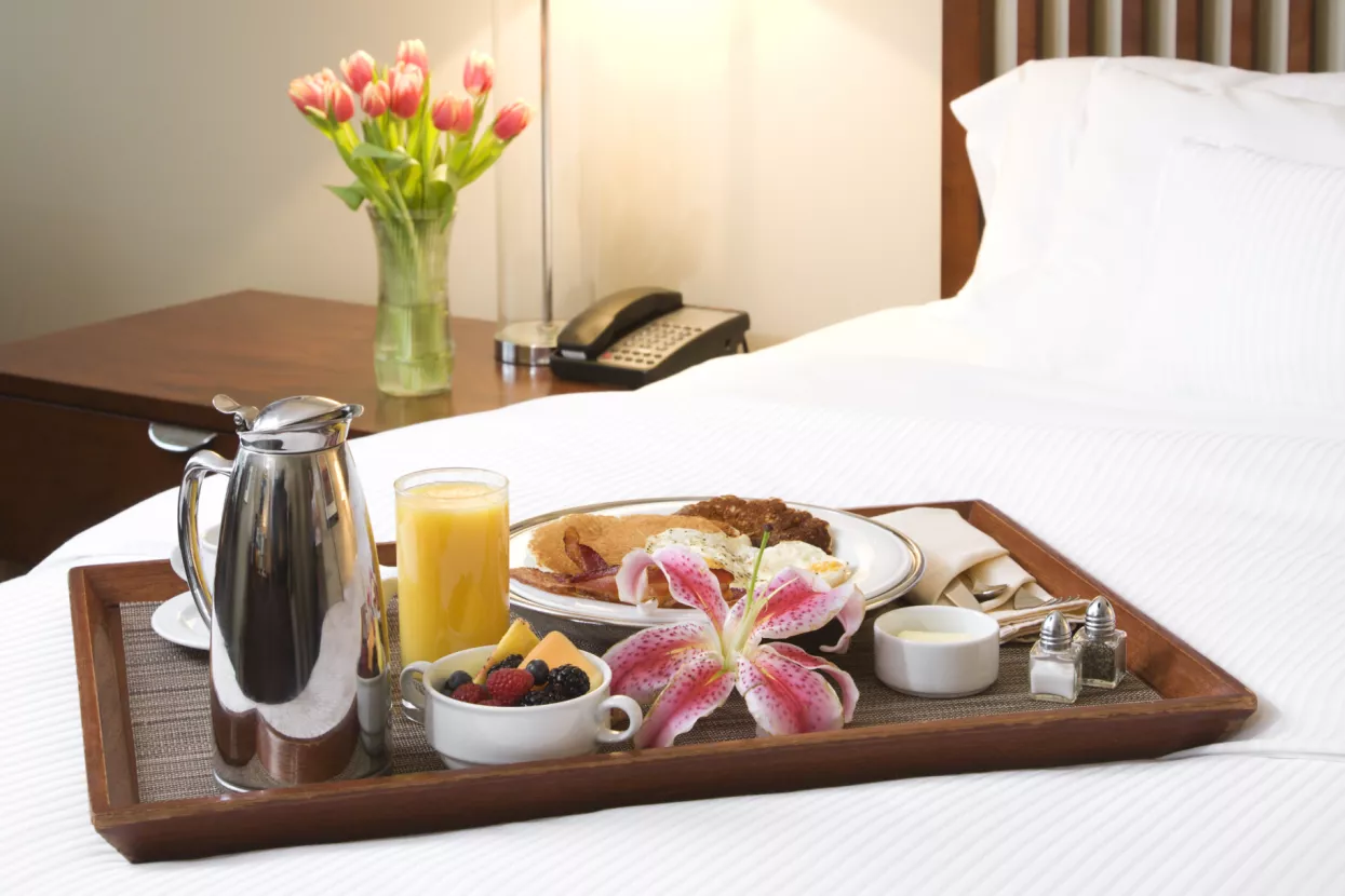 Breakfast tray laying on white bed in upscale hotel.<br>HoReCa Zadar promo<br>doručak u krevetu, hotelski doručak