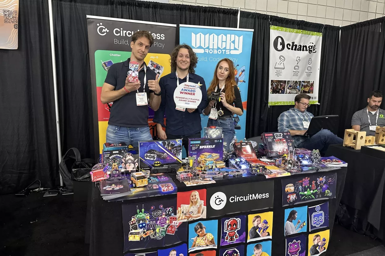 Mihael Gelo, Albert Gaj&scaron;ak<br>CircuitMess na New York Toy Fairu