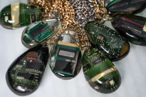 Hrvatski Telekom i Nenad Sovilj predstavili limitiranu seriju medaljona izrađenih od dijelova starih elektroničkih uređaja 