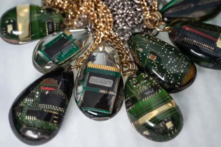 Hrvatski Telekom i Nenad Sovilj predstavili limitiranu seriju medaljona izrađenih od dijelova starih elektroničkih uređaja 