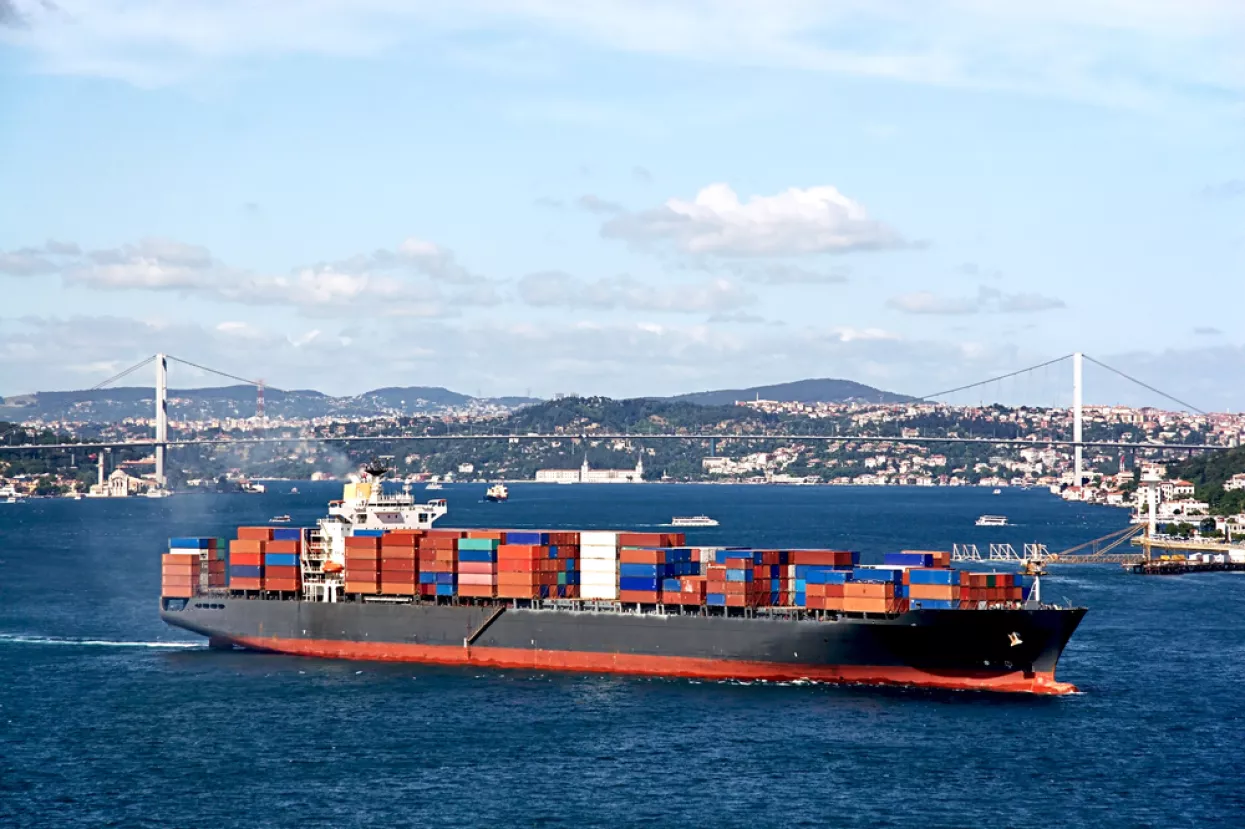Fully loaded container ship moving through Bosprus<br>teretni brod, kontejner, Istanbul, luka