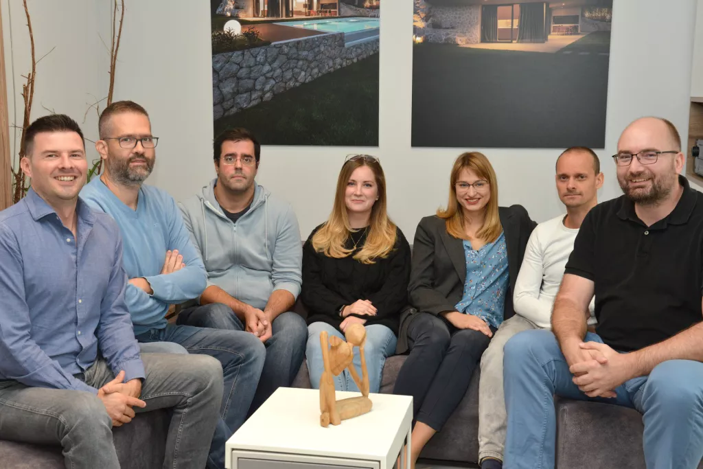 Moontop, Abstracto studio