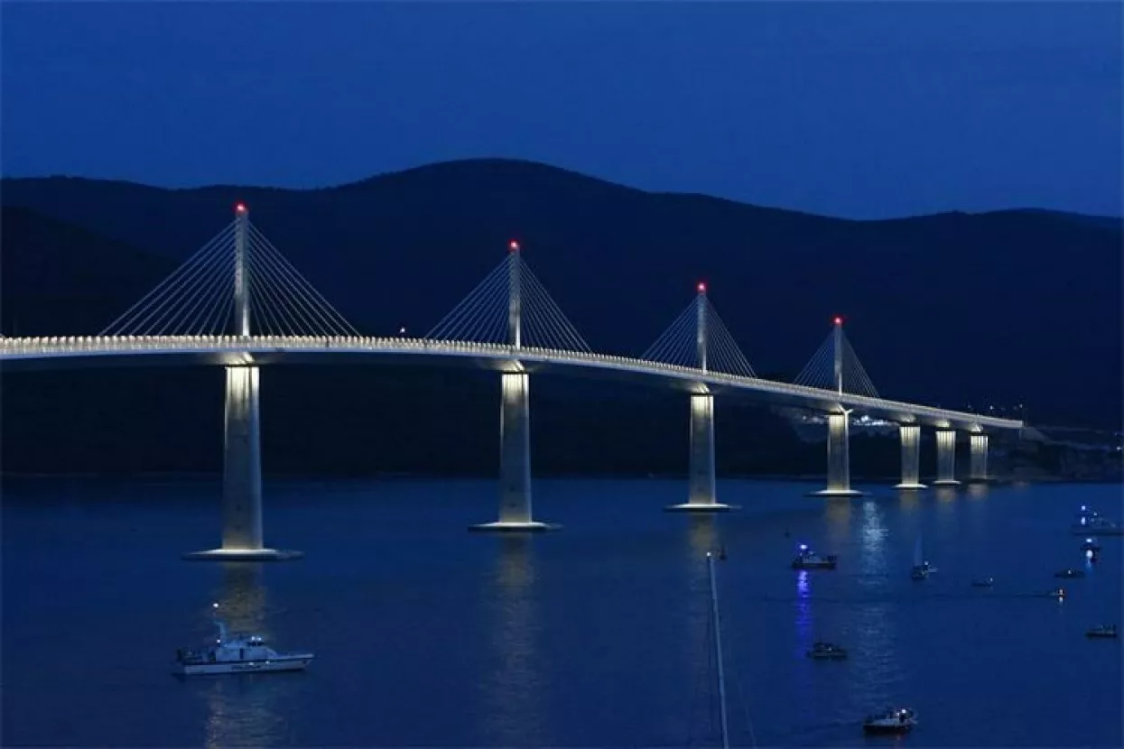 5-retro pelješki most