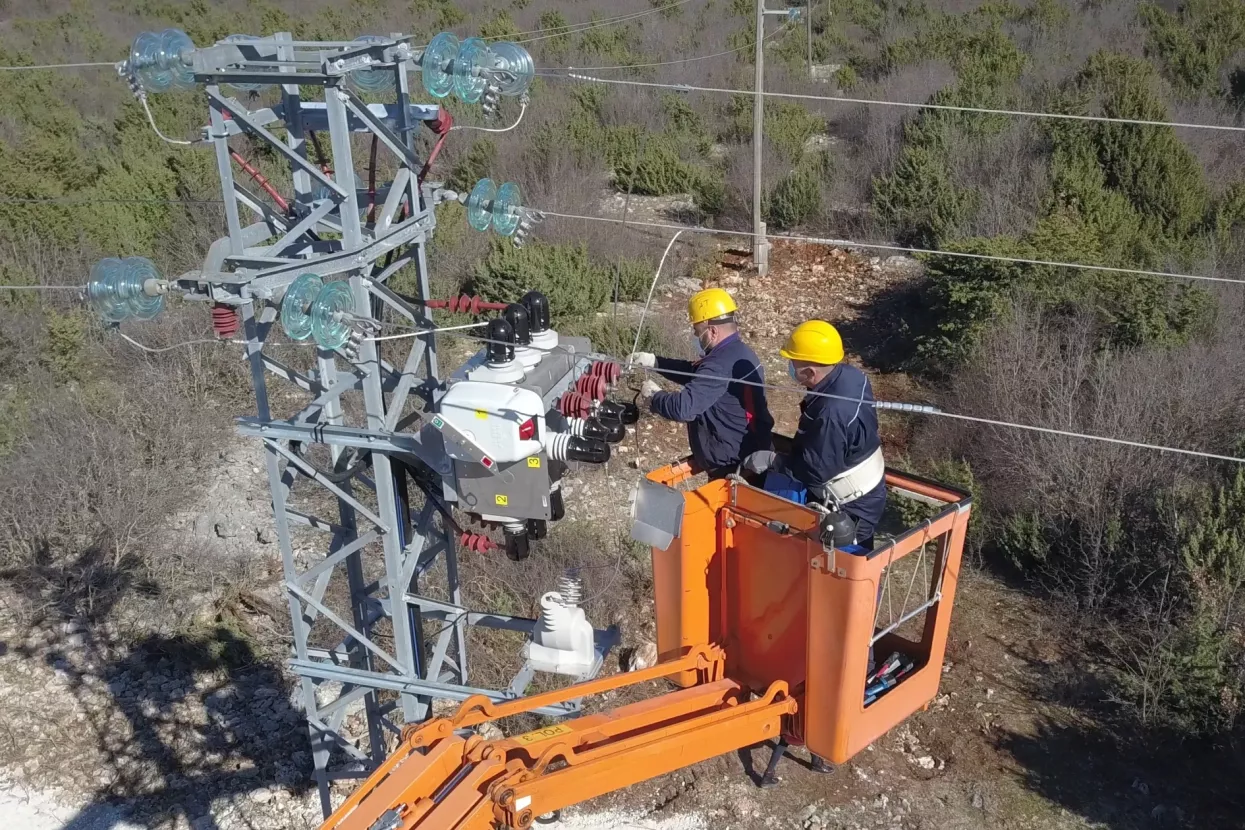 HEP ODS, Monteri ugrađuju sklopku na stupnom mjestu dalekovoda u Bilisanima