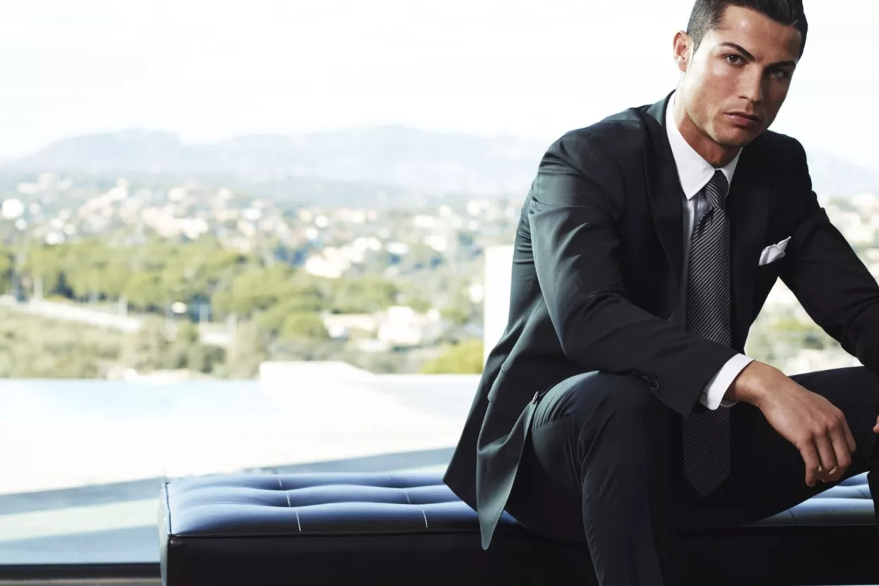 7. Cristiano Ronaldo <br>Portugalska nogometna zvijezda nastavila je promovirati projekte SleepScore Labsa, DAZN-a i American Touristera, a njegov utjecaj nisu smanjile ni optužbe za seksualno zlostavljanje koje su u rujnu punile medijske stupce. <br>Pratitelji u milijunima (m): <br>Twiter: 75,66m Instagram: 149,22m<br>Facebook: 122,52m<br>