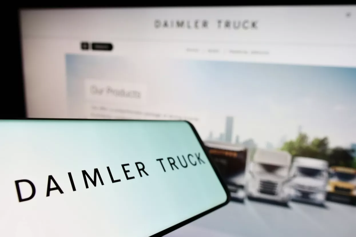 Stuttgart, Germany - 06-25-2022Smartphone with logo of automotive company Daimler Truck Holding AG on screen in front of business website. Focus on center-left of phone display. Unmodified photo.