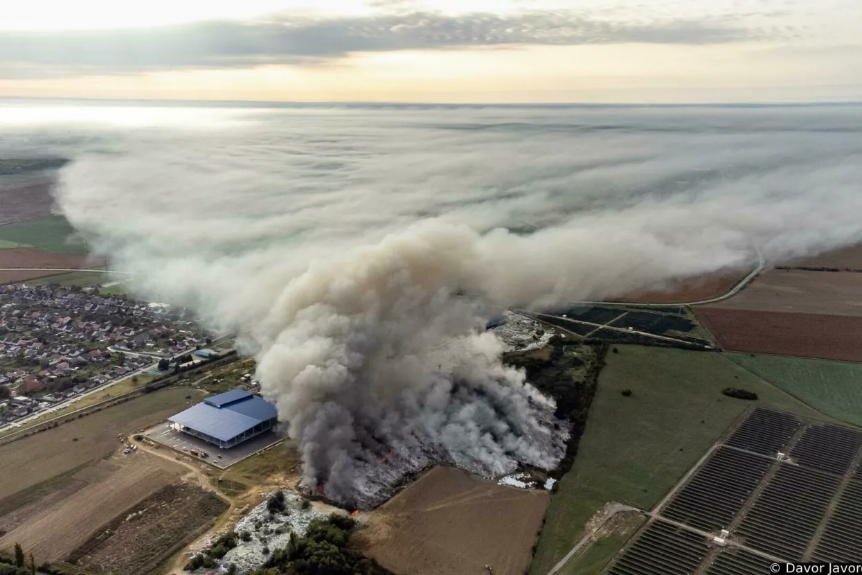 Osijek - Fotografija iz zraka pozara uskladistene plastike na otvorenom prostoru u pogonu osjecke tvrtke "Drava international" kod prigradskog naselja Brijest.