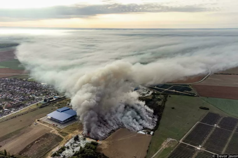 Osijek - Fotografija iz zraka pozara uskladistene plastike na otvorenom prostoru u pogonu osjecke tvrtke "Drava international" kod prigradskog naselja Brijest.