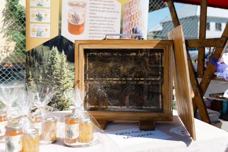 Spasi pčelu, posadi jelu