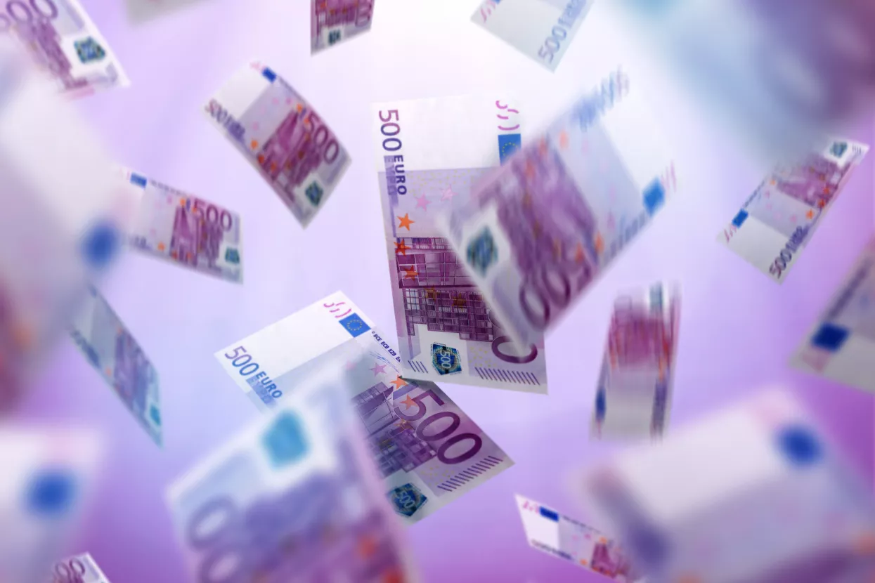 Novčanice eura padaju s neba, ki&scaron;i euro