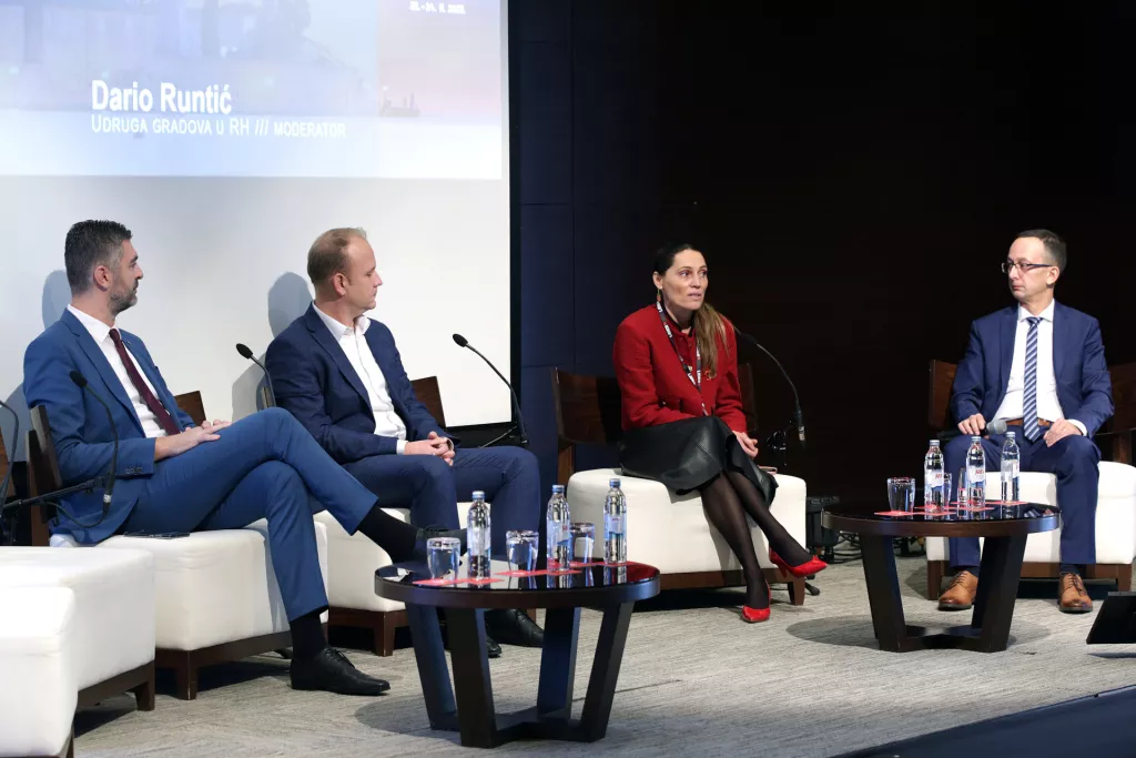 15. godišnji susret gradonačelnika i poduzetnika 48 sati 2023. Okrugli stol: Izmjene u poreznom sustavu s osvrtom na porez na dohodak. Mato Franković, Mišel Jakšić, Tereza Rogić Lugarić i Dario Runtić