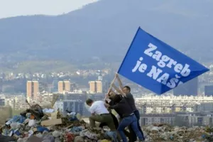 Tomislav Tomašević diže zastavu na Jakuševcu (2017.)