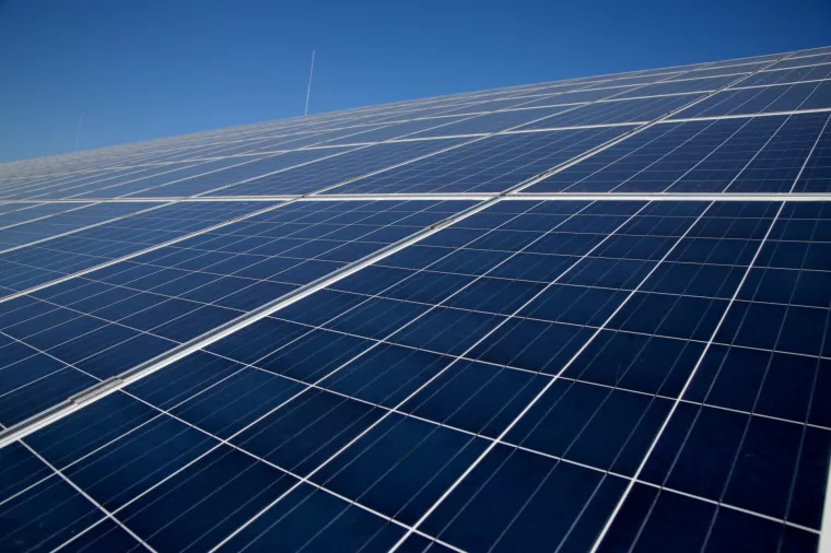 Solarni paneli, solarna elektrana - ilustracija