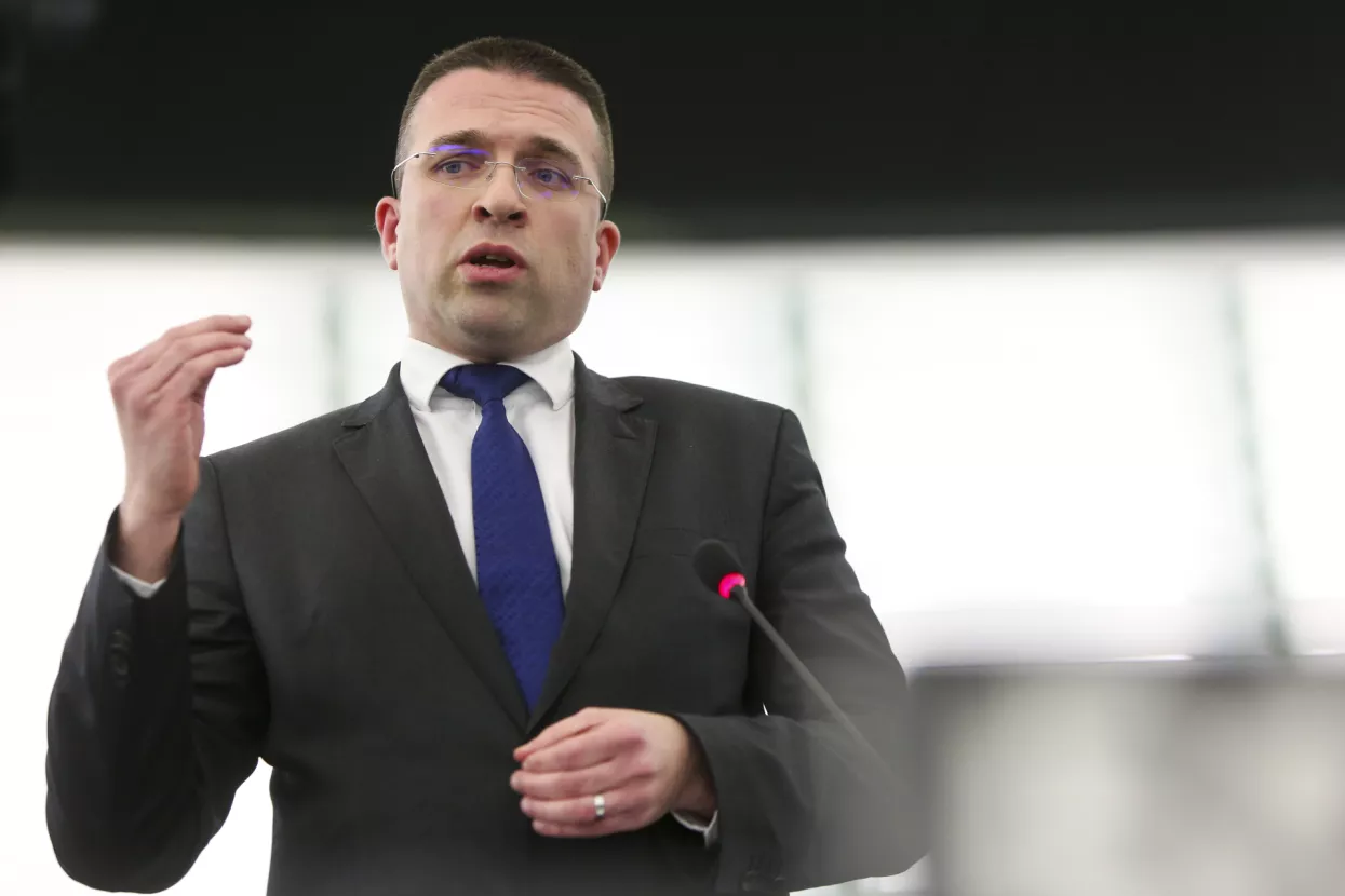 Tomislav Sokol, <br>zastupnik u Europskom parlamentu:<br>- Amandmanima sam intervenirao u prijedlog zakona i omogućio da pored novčanih, regulatori imaju na raspolaganju i strukturne sankcije, pa bi se kod opetovanog kršenja novih pravila moglo utjecati i na vlasničke strukture digitalnih divova <br>