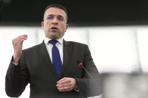 Tomislav Sokol, <br>zastupnik u Europskom parlamentu:<br>- Amandmanima sam intervenirao u prijedlog zakona i omogućio da pored novčanih, regulatori imaju na raspolaganju i strukturne sankcije, pa bi se kod opetovanog kršenja novih pravila moglo utjecati i na vlasničke strukture digitalnih divova <br>