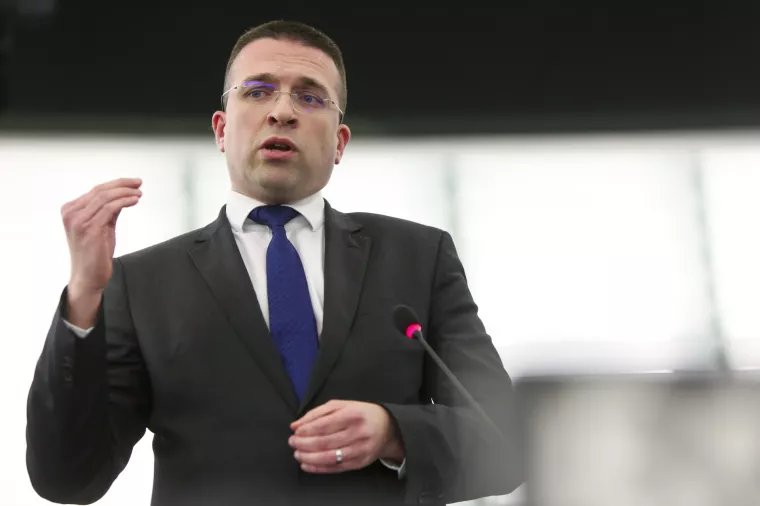 Tomislav Sokol, <br>zastupnik u Europskom parlamentu:<br>- Amandmanima sam intervenirao u prijedlog zakona i omogućio da pored novčanih, regulatori imaju na raspolaganju i strukturne sankcije, pa bi se kod opetovanog kršenja novih pravila moglo utjecati i na vlasničke strukture digitalnih divova <br>